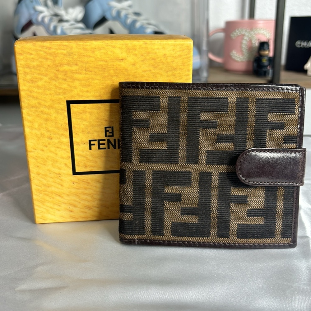 Fendi bi fold wallet 🤎
